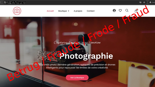 Ein Screenshot von einer betrügerischen Website, die scheinbar Foto-Artikel verkauft. Im Hintergrund sieht man ein Foto von einer Kamera, oben ein Menuband und zentral in der Mitte ein Button "Voir la Boutique". Über den Screenshot hat das BACS den roten Schriftzug "Betrug/Fraude/Frode/Fraude" gelegt, um es als Betrug zu markieren.