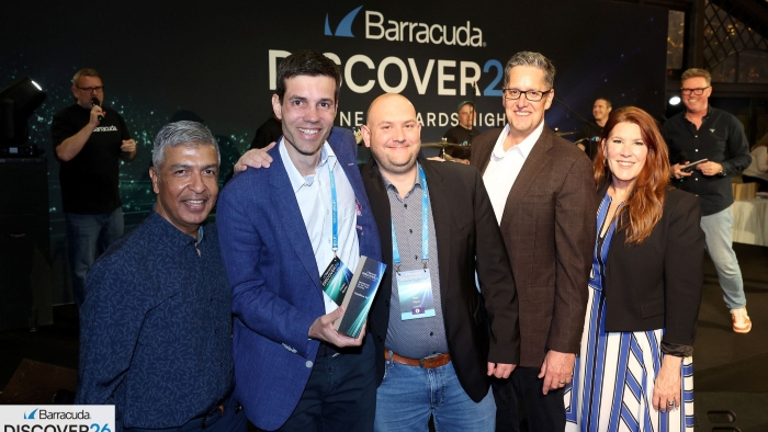 Das Bild zeigt Führungspersonen von Barracuda und Datastore bei der Award-Verleihung.