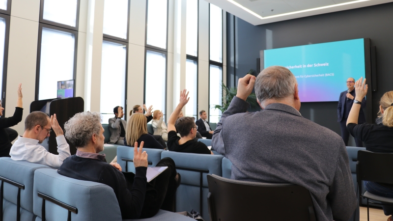 Das Bild zeigt die Hände der Zuhörer nach Florian Schützs Frage.