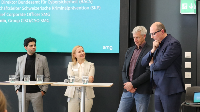 Das Bild zeigt alle Referenten zusammen bei der Paneldiskussion.