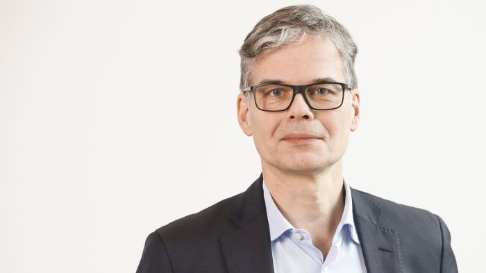 Das Bild zeigt Christian Thiel, Professor für Wirtschaftsinformatik am Institut für Informations- und Prozessmanagement der Ostschweizer Fachhochschule