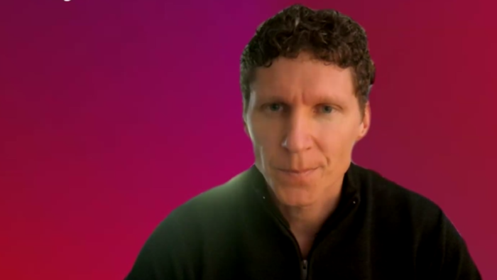 Auf dem Bild ist Daniel Galley während des Webinars zu sehen