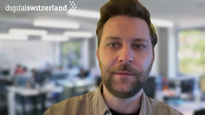 Das Bild zeigt Kristof Hertig von Digital Switzerland während dem Webinar