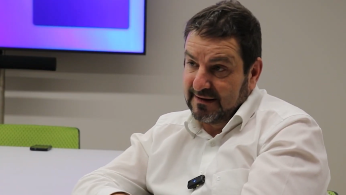 Das Bild zeigt Michael In Albon im Gespräch mit der Redaktion