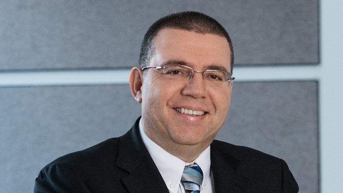 David Martinez lächelt in einem Porträtfoto in die Kamera.