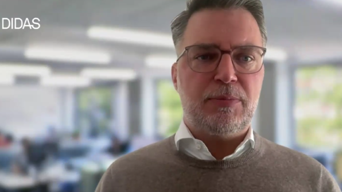 Auf dem Bild ist Daniel Säuberli während des Webinars zu sehen