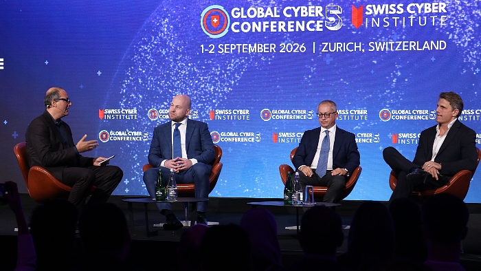 Das Panel auf der Bühne der Global Cyber Conference (v.l.): Florian Schütz, Direktor des BACS, Ivan Kalabashkin, stellvertretender Leiter der Cyberabteilung des ukrainischen Sicherheitsdienstes, Luca Tagliaretti, Executive Director des ECCC, und Lucas Kello. Professor für Technologie und Geopolitik an der University of Oxford. (Source: Netzmedien)
