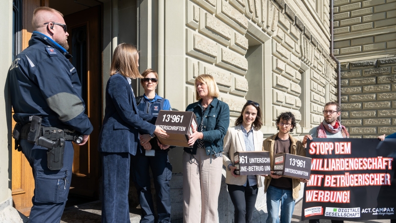 Das Bild zeigt die Übergabe der Petition.