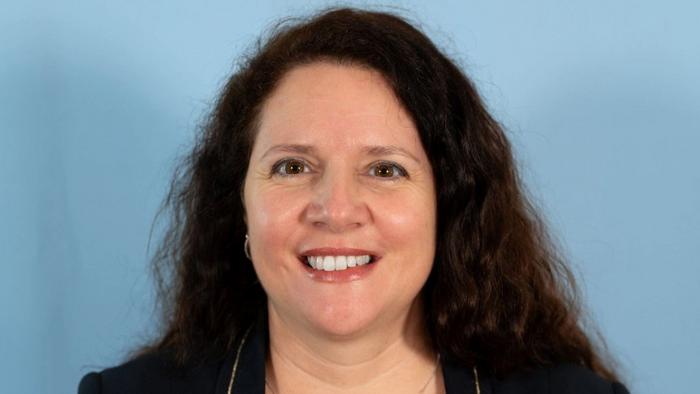 Natascha Ofner-Vernetz lacht freundlich in die Kamera. Es ist ein Porträtfoto.