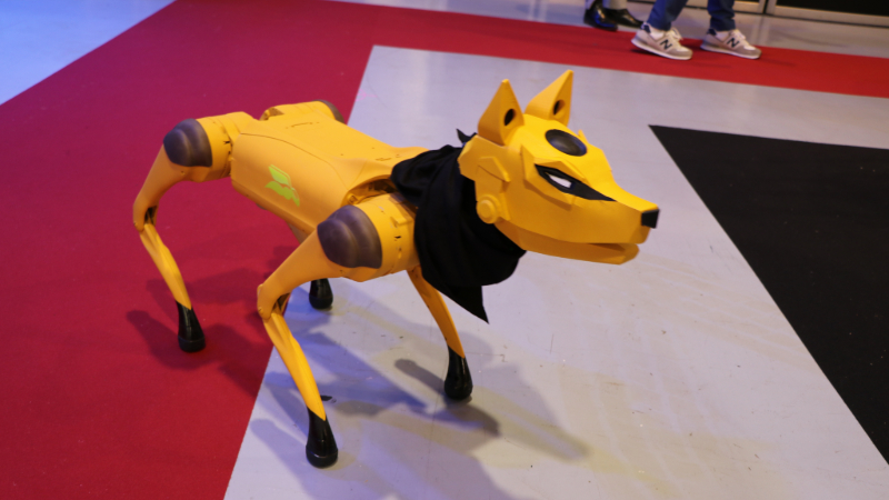 Ein Roboterhund von Hornetsecurity  patrouillierte die Gassen des Messebereichs. (Source: Netzmedien)
