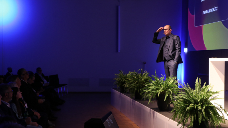 BACS-Direktor Schütz interagiert mit dem Publikum. (Source: Netzmedien)