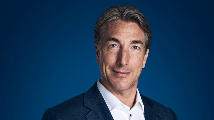 Marco van Kalleveen blickt in einem Porträtfoto freundlich in die Kamera.