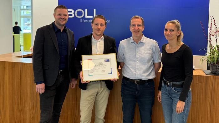 BOLL erhält Zertifizierung «Fortinet Specialized FortiSASE Distributor»
Im Bild (von links): Valentin Lätt (Senior System Engineer, BOLL) , Roger Christen (Channel Sales Account Manager Switzerland, Fortinet), Ruedi Kubli (Business Development Manager für OT/IoT, BOLL), Lorena Cricco (Product Manager, BOLL)