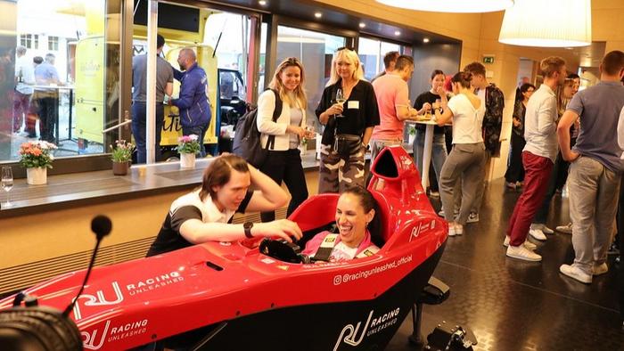 Ein Highlight der Netzmedien Sommer Party 2025: Im Wettrennen auf dem virtuellen Salzburgring konnten sich die Gäste messen und um die besten Rundenzeiten fahren. (Source: Netzmedien)