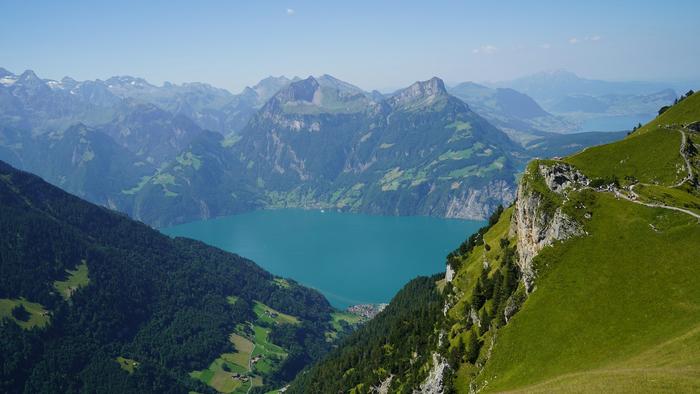Aussicht vom Stoos auf den Vierwaldstättersee und die umliegenden Alpen. (Source: Shpëtim Ujkani / Unsplash.com)