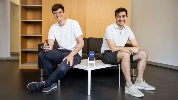 Sie wollen Souveränität für die Smartphone-Daten: Moritz Schneider und Ivan Puddu schaffen auf Smartphones Bereiche, die vom Betriebssystem abgeschottet sind. (Source: Daniel Winkler / ETH Zürich)