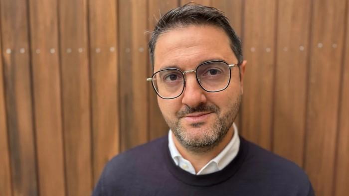 Nicolas Capitoni ist seit Oktober 2025 der Cybersecurity-Chef Schweiz von Cisco Schweiz. (Source: zVg) Ein Porträt-Foto von Nicolas Capitoni. Er schaut gerade in die Kamera mit einem freundlichen Blick. Er steht vor einer Holzwand.