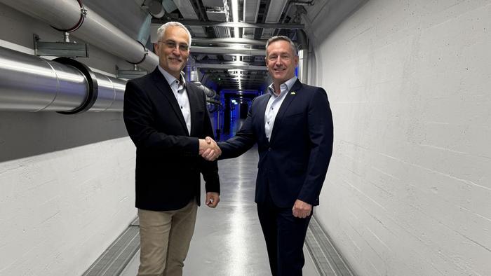 Roger Staub, Schweiz-Chef von Hornetsecurity (rechts), und Marco Reinhard, CEO des Rechenzentrums Stollen. (Source: zVg)