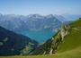 Aussicht vom Stoos auf den Vierwaldstättersee und die umliegenden Alpen. (Source: Shpëtim Ujkani / Unsplash.com)